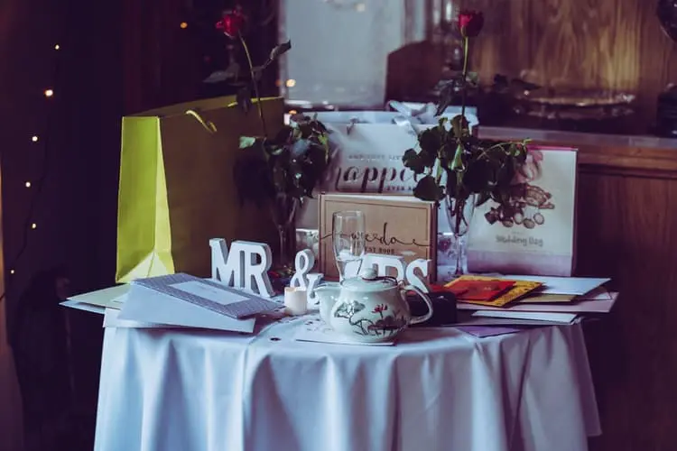 mr and mrs gift table