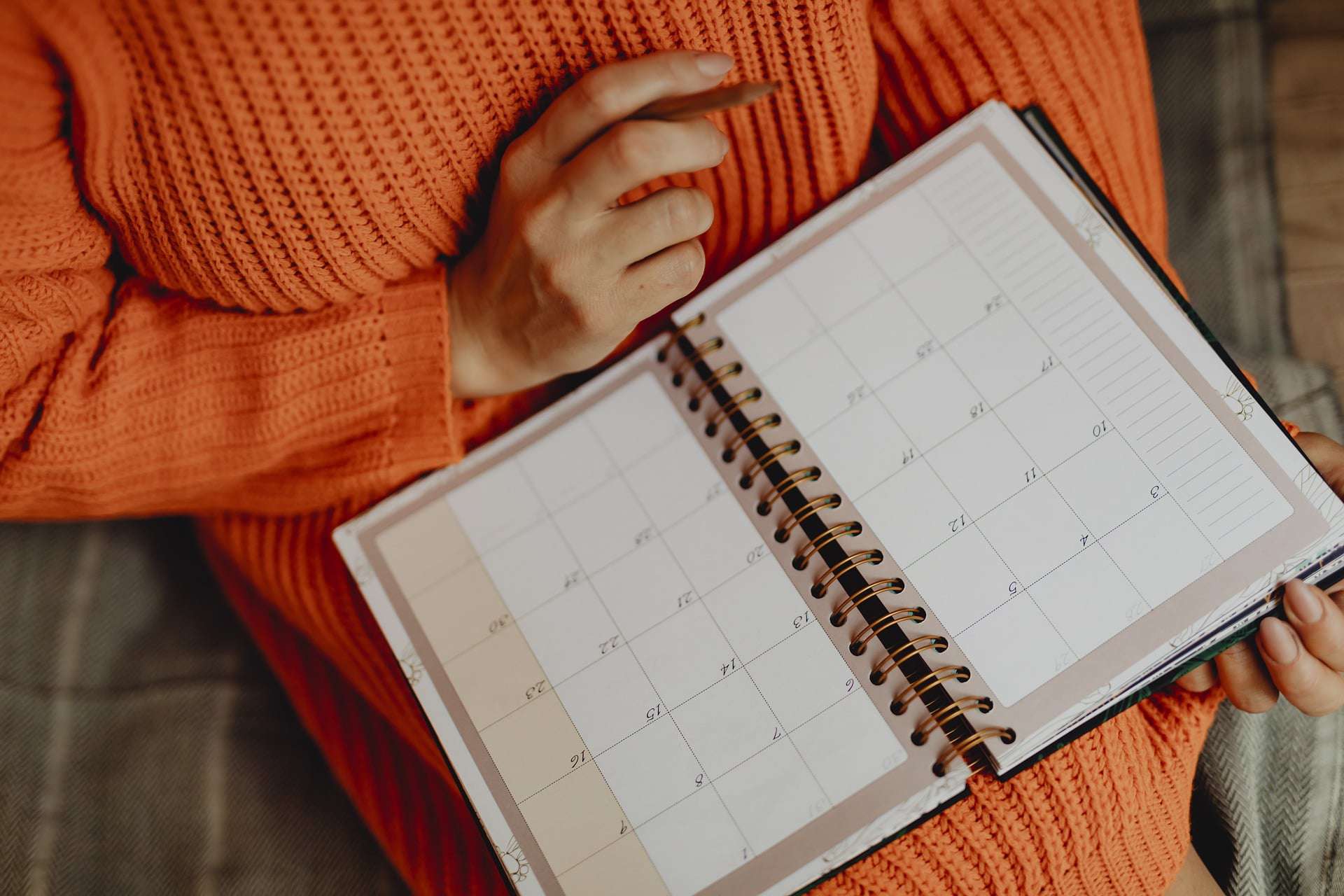 a wedding planner is holding a pen and the best wedding planner book