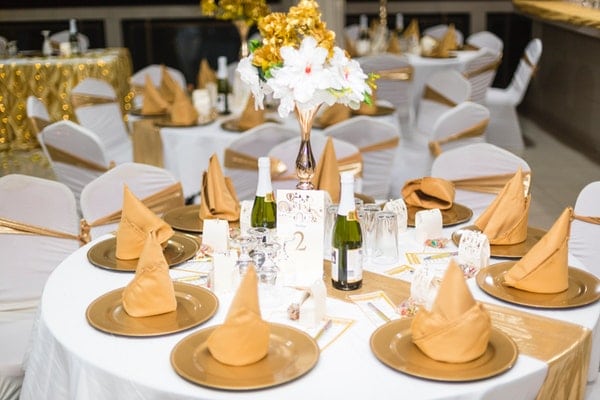 wedding table arrangements with white wine